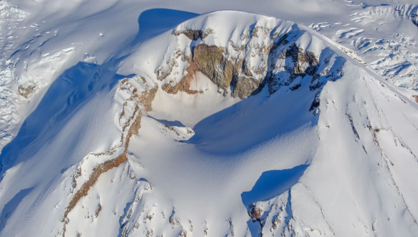 Маунт Спър, Crater Peak, погледнат от юг на 7 февруари по време на въздушно газово и фотографско изследване с хеликоптер.Image credit: AVO/USGS